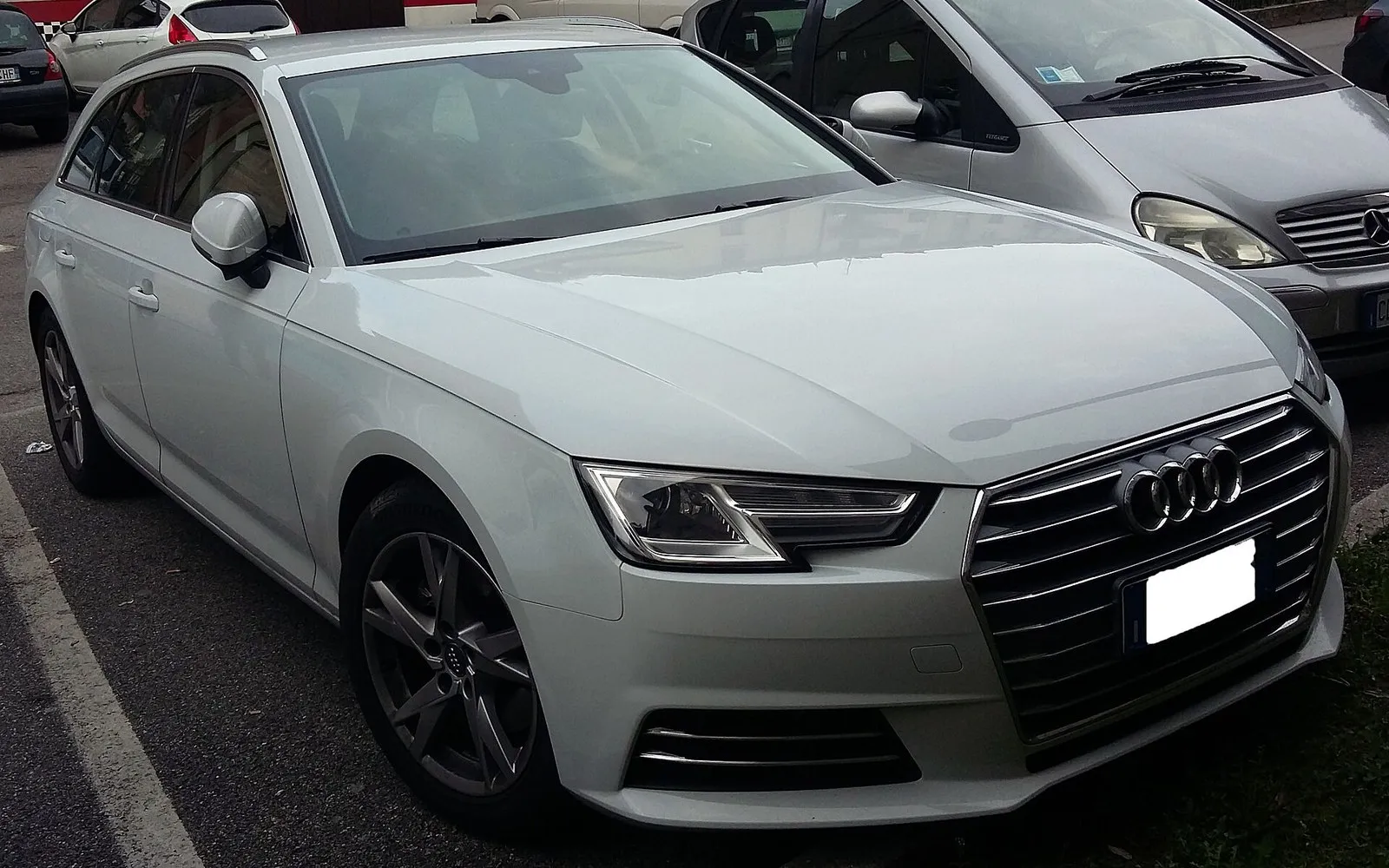 Silberner Audi A4 Avant, Ansicht schräg von vorn