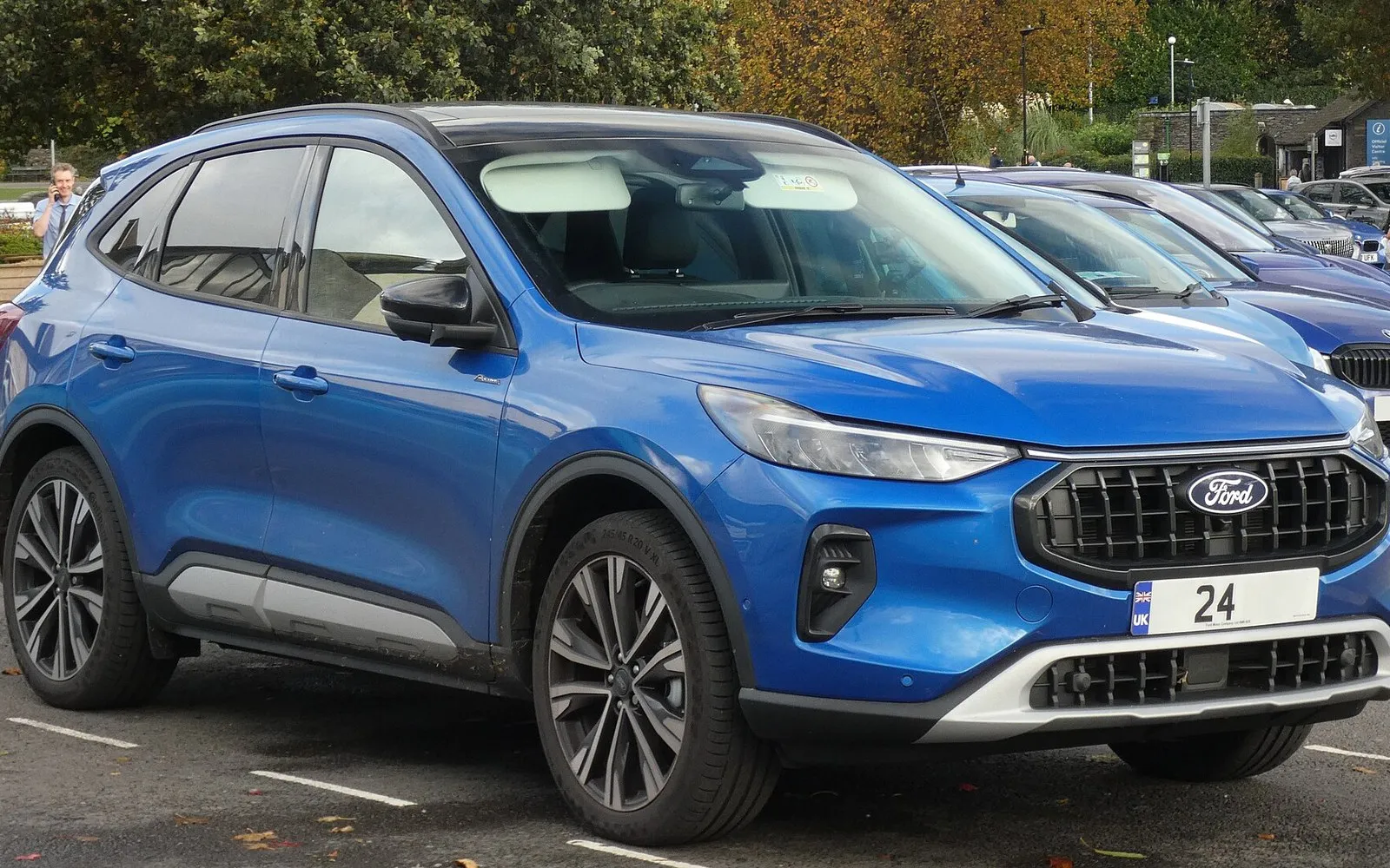 Blauer Ford Kuga, Ansicht schräg von vorn