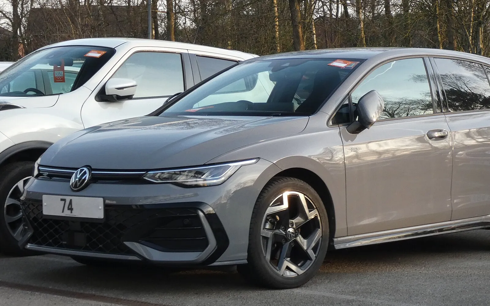 Grauer VW Golf, Ansicht schräg von vorn